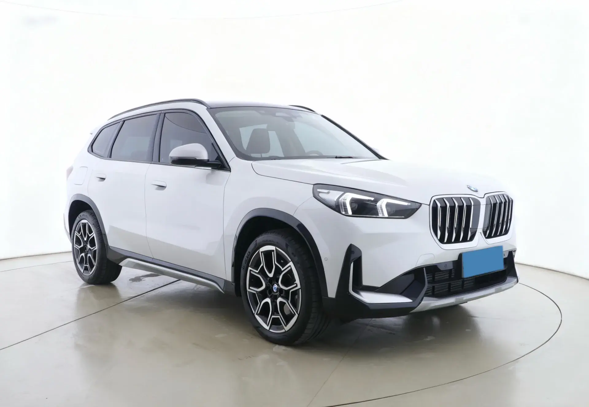 2023 BMW X1 thumbnail 2