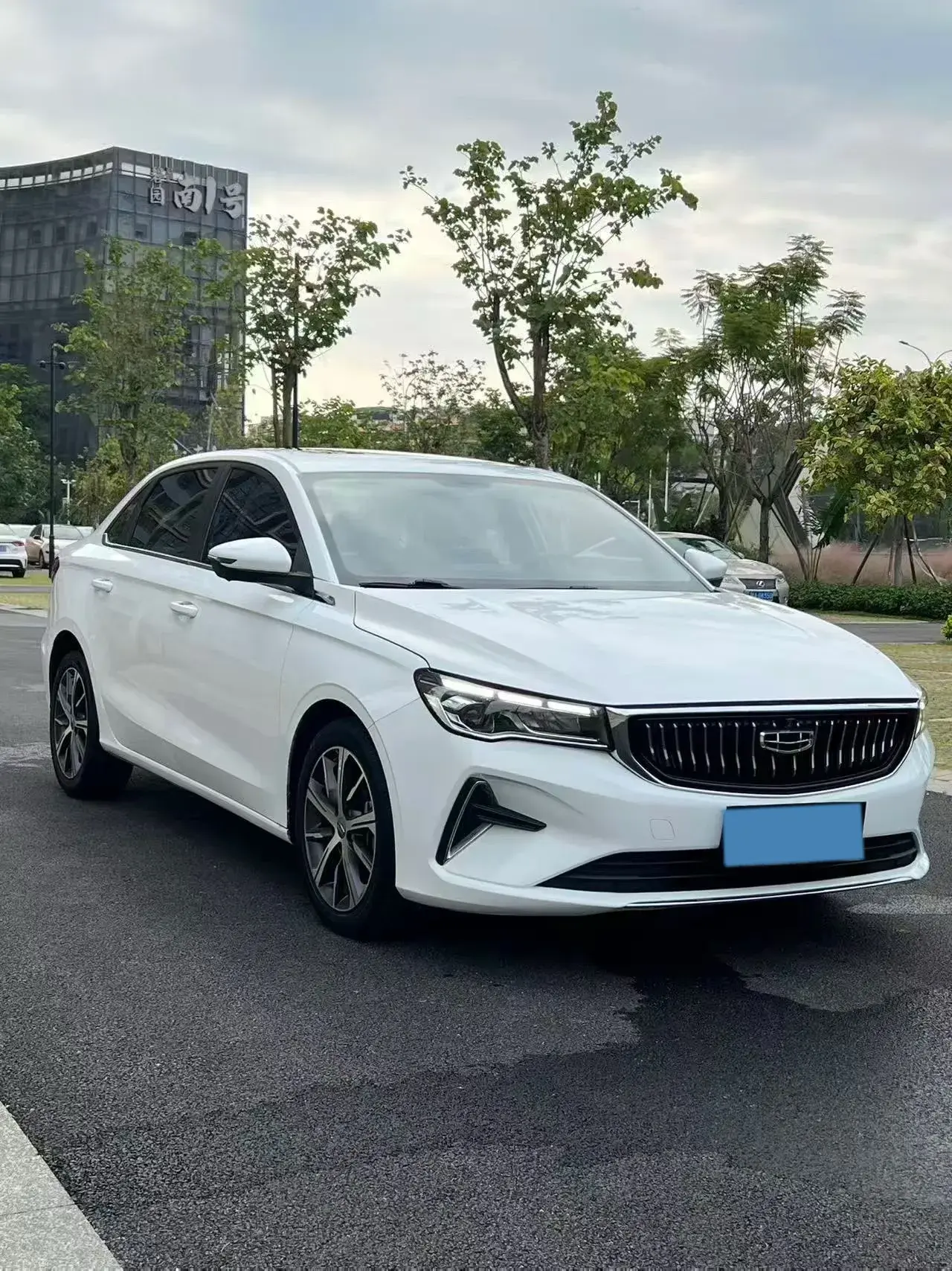 2022 GEELY EMGRAND thumbnail 3