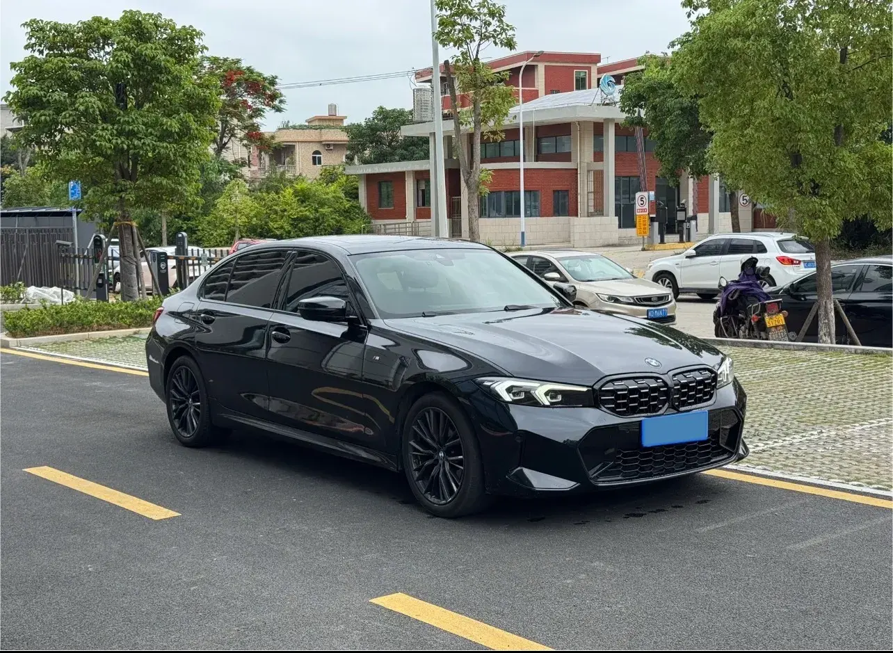 2023 BMW 3 thumbnail 3