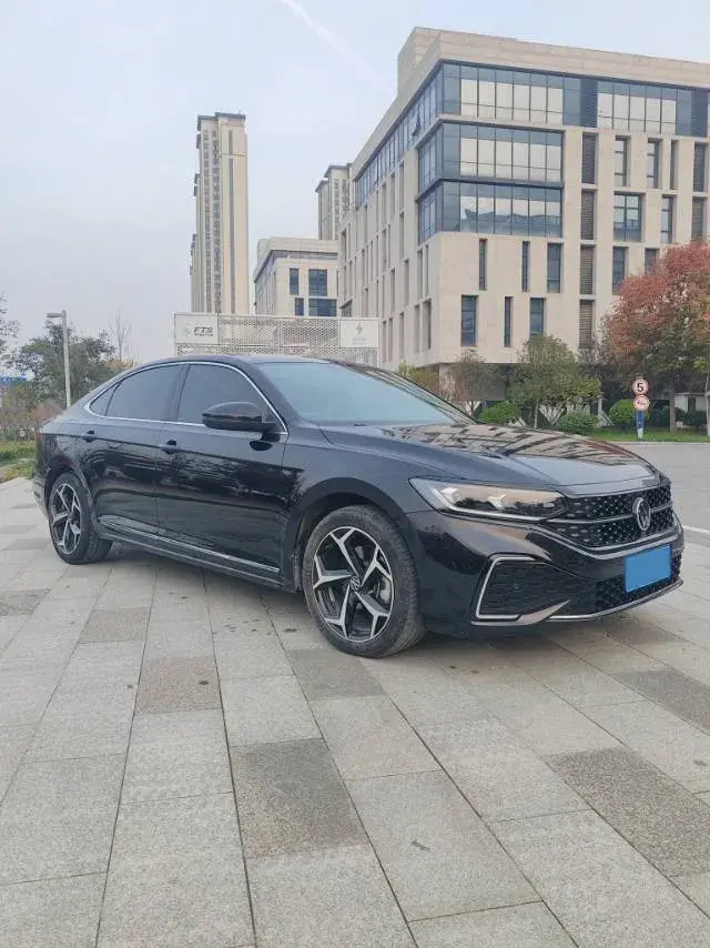 2024 VOLKSWAGEN PASSAT thumbnail 3