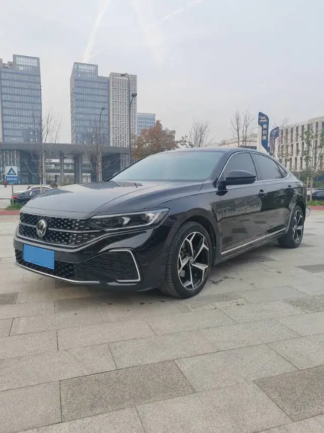 2024 VOLKSWAGEN PASSAT view 1