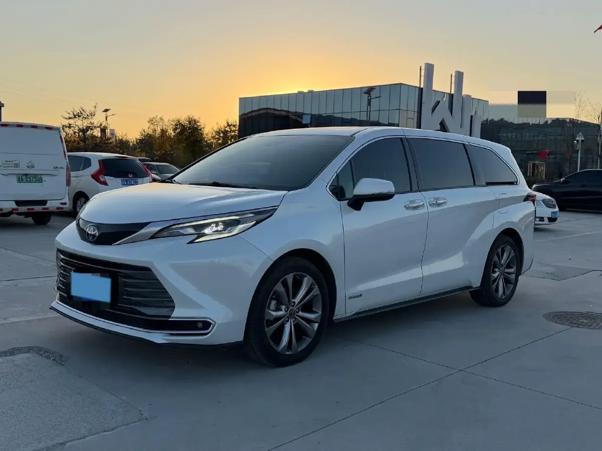 2023 Toyota Sienna 2.5L 189HP L4 E-CVT Hybrid
