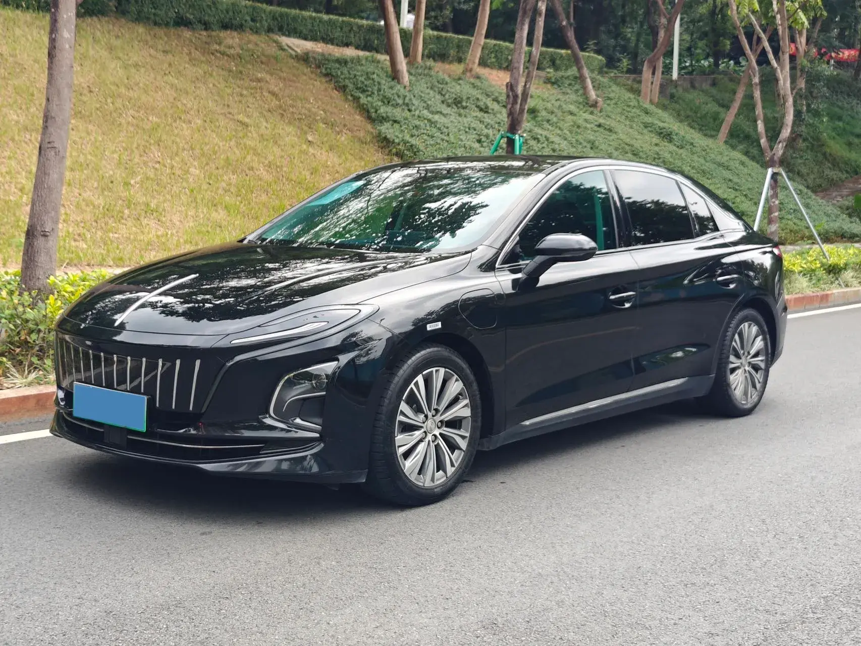 2024 HONGQI E-QM5 view 1