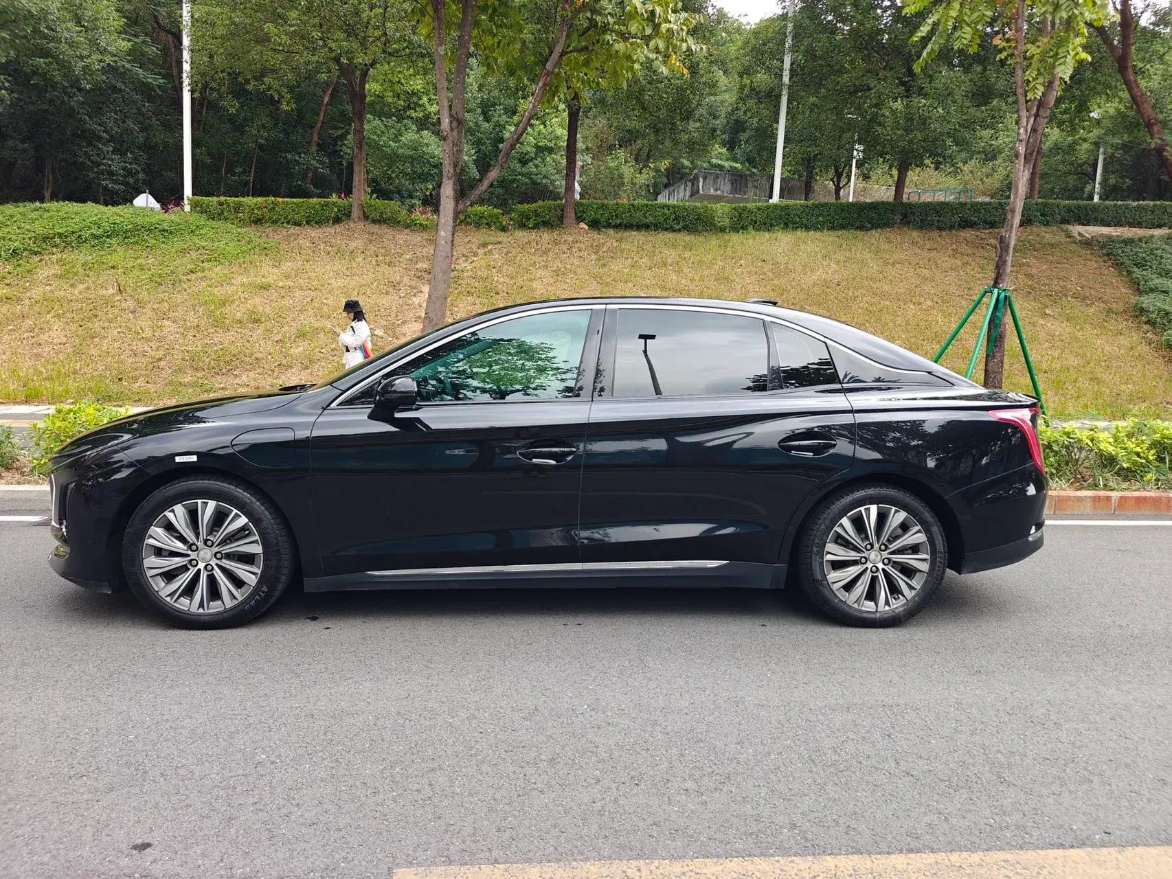 2024 HONGQI E-QM5 thumbnail 3