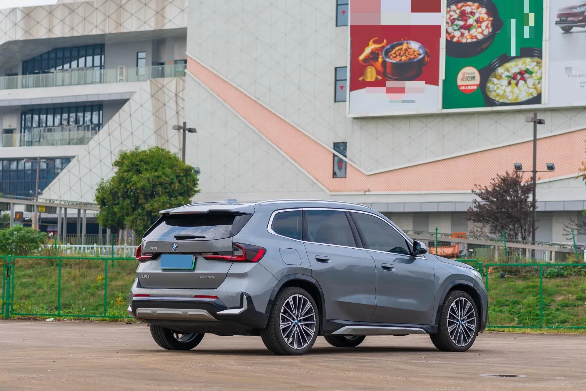 2023 BMW IX1 thumbnail 4