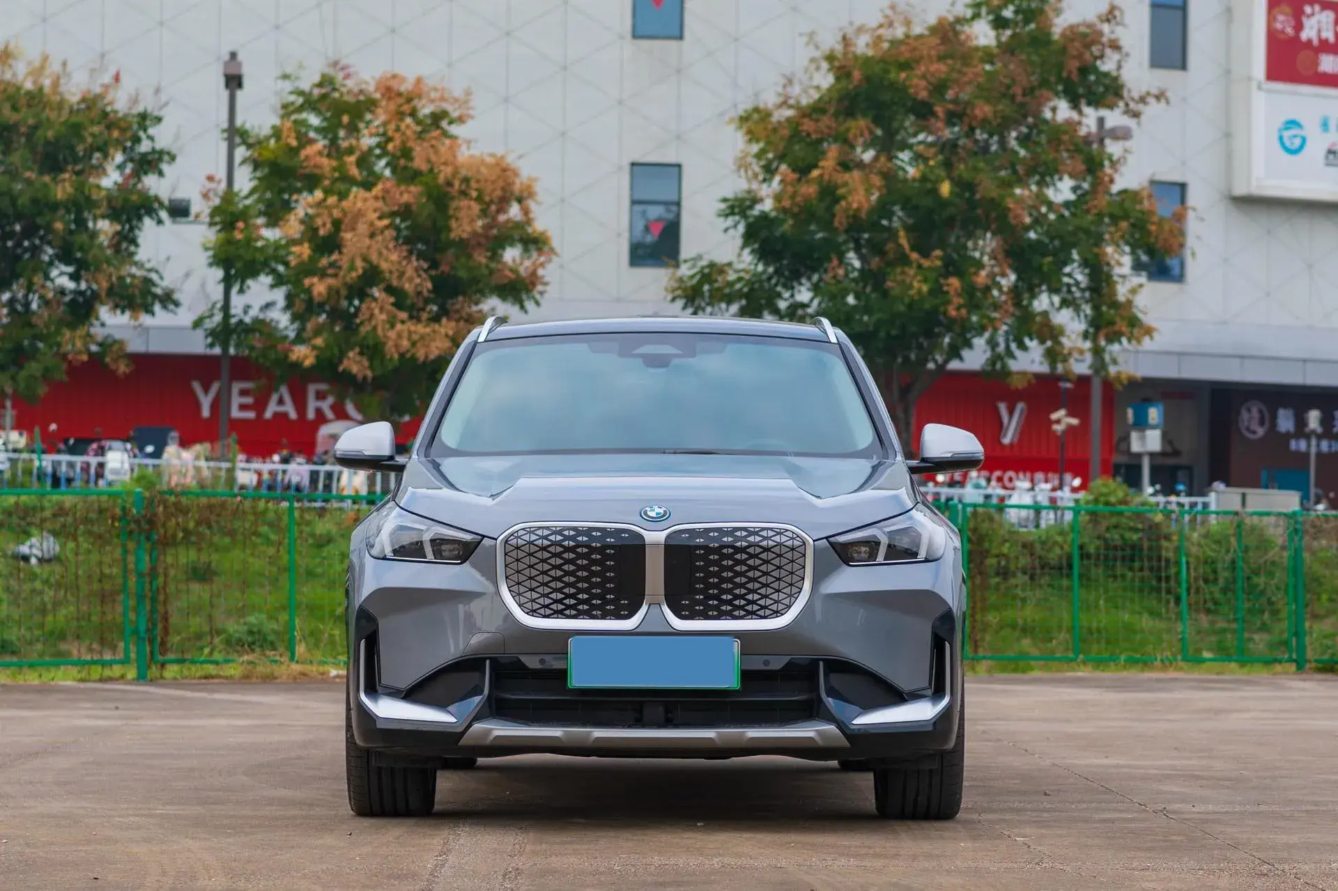 2023 BMW IX1 thumbnail 2