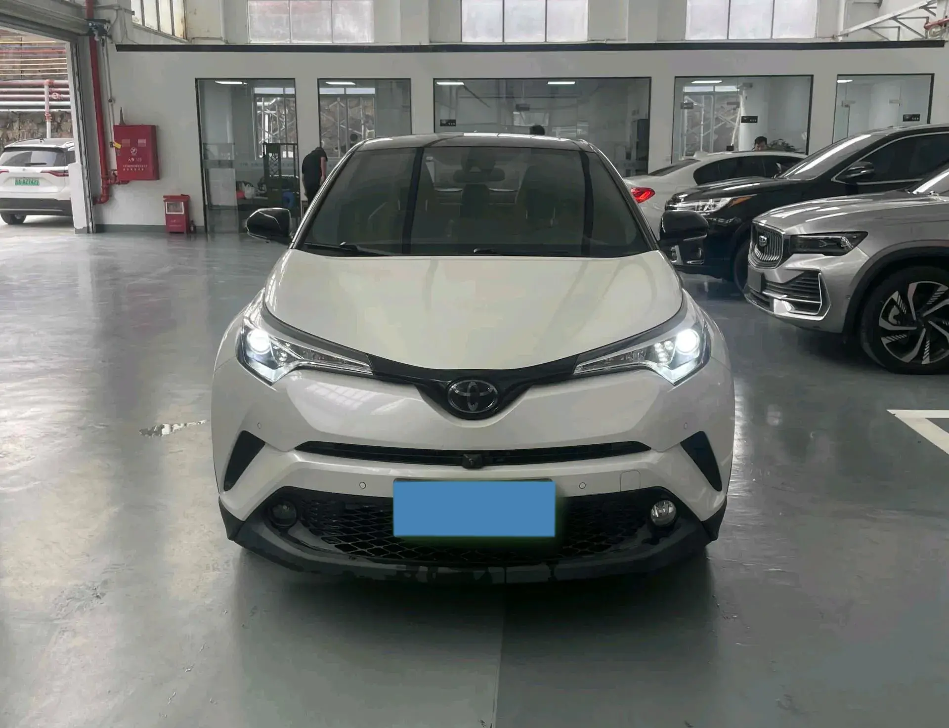 2020 TOYOTA C-HR thumbnail 2