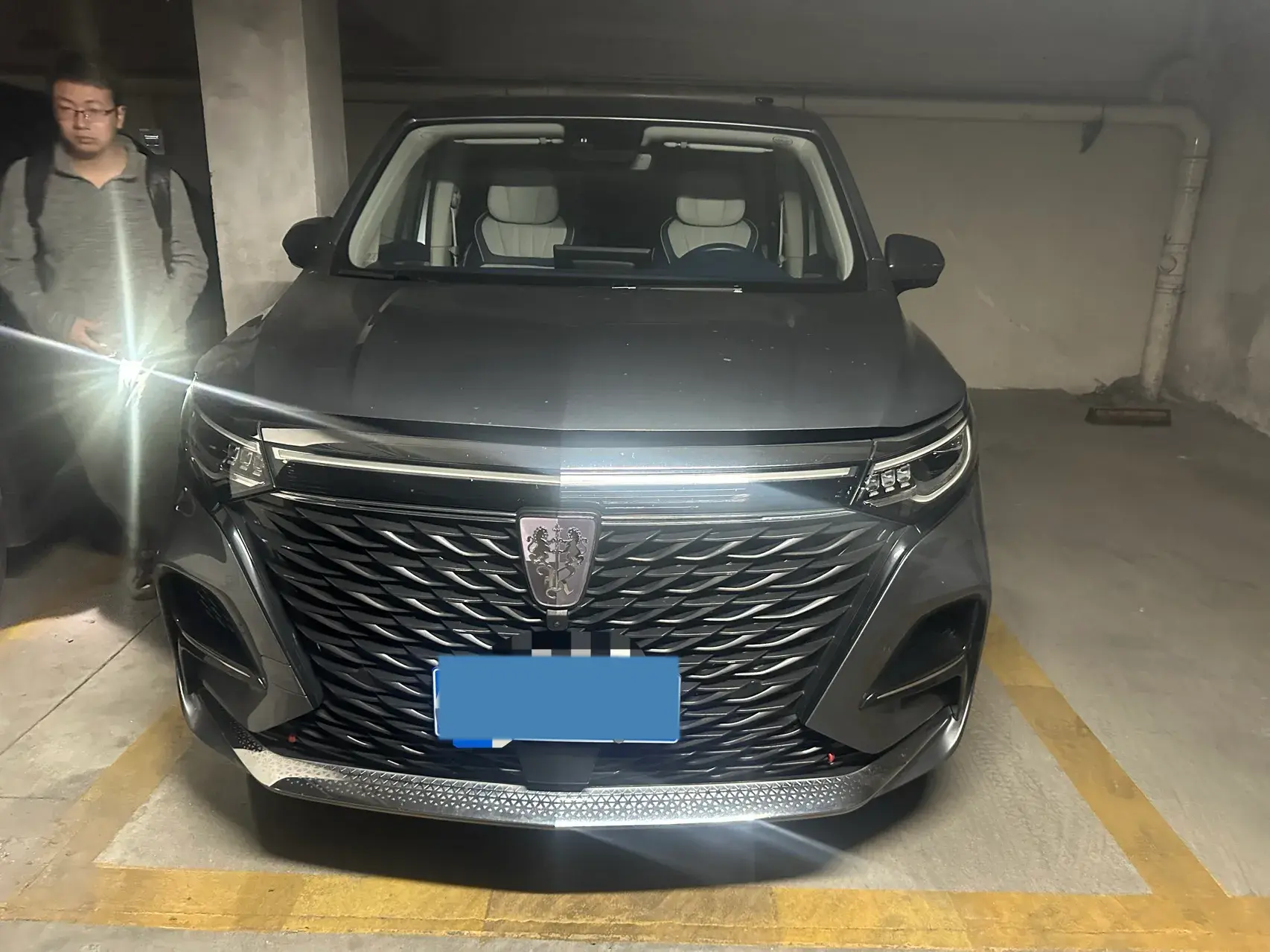 2022 ROEWE IMAX8 thumbnail 3