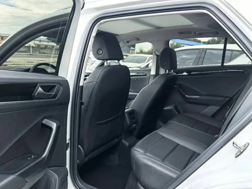 2022 VOLKSWAGEN T-ROC thumbnail 4