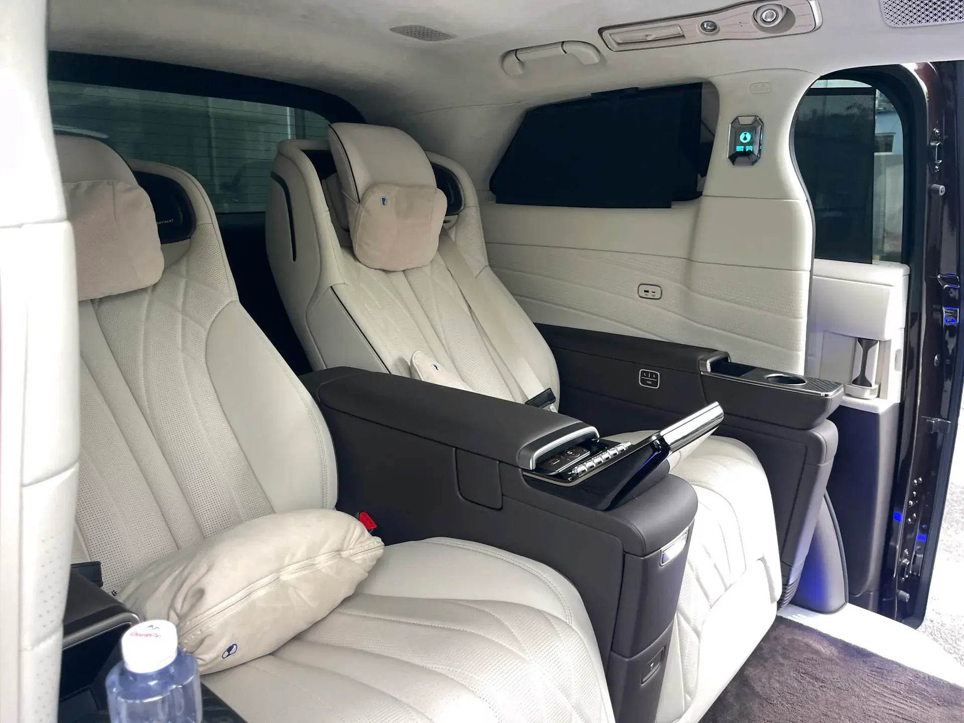 2024 DENZA D9 thumbnail 4