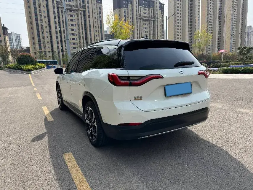 2018 NIO ES8 thumbnail 3