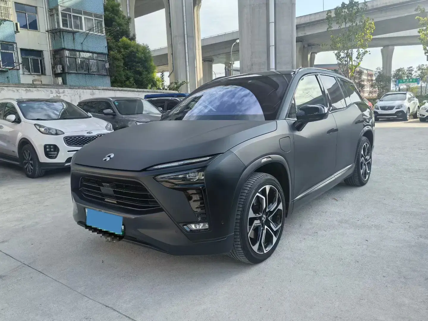 2020 NIO ES8 view 1