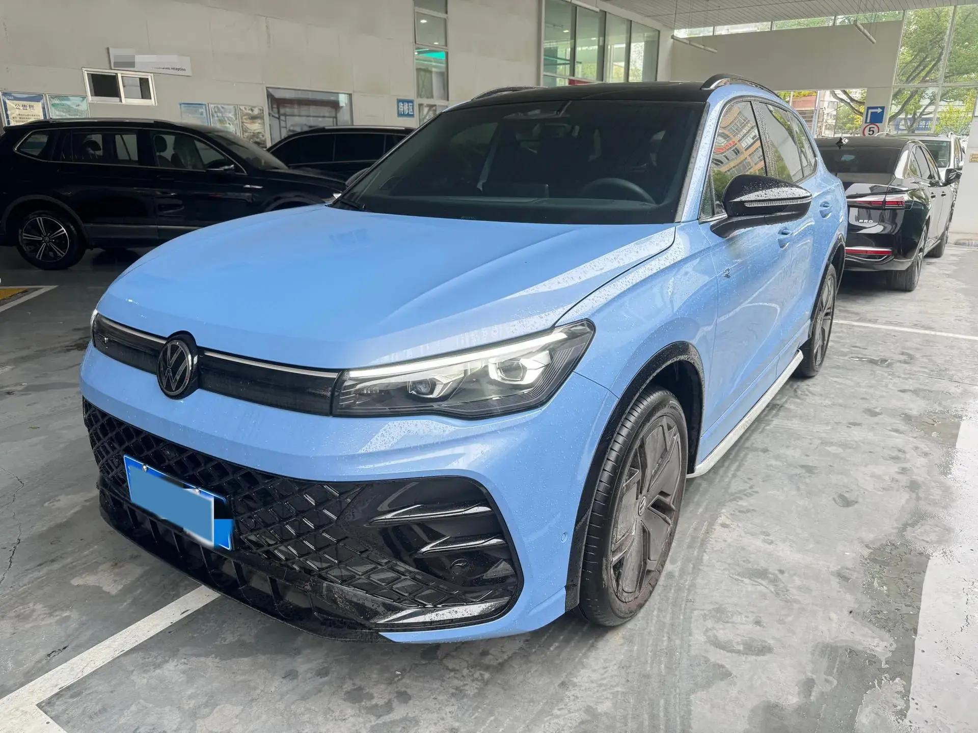 2024 VOLKSWAGEN TIGUAN view 1