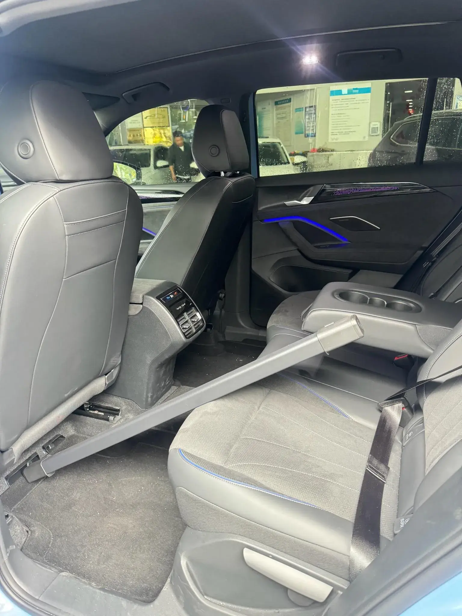 2024 VOLKSWAGEN TIGUAN thumbnail 3