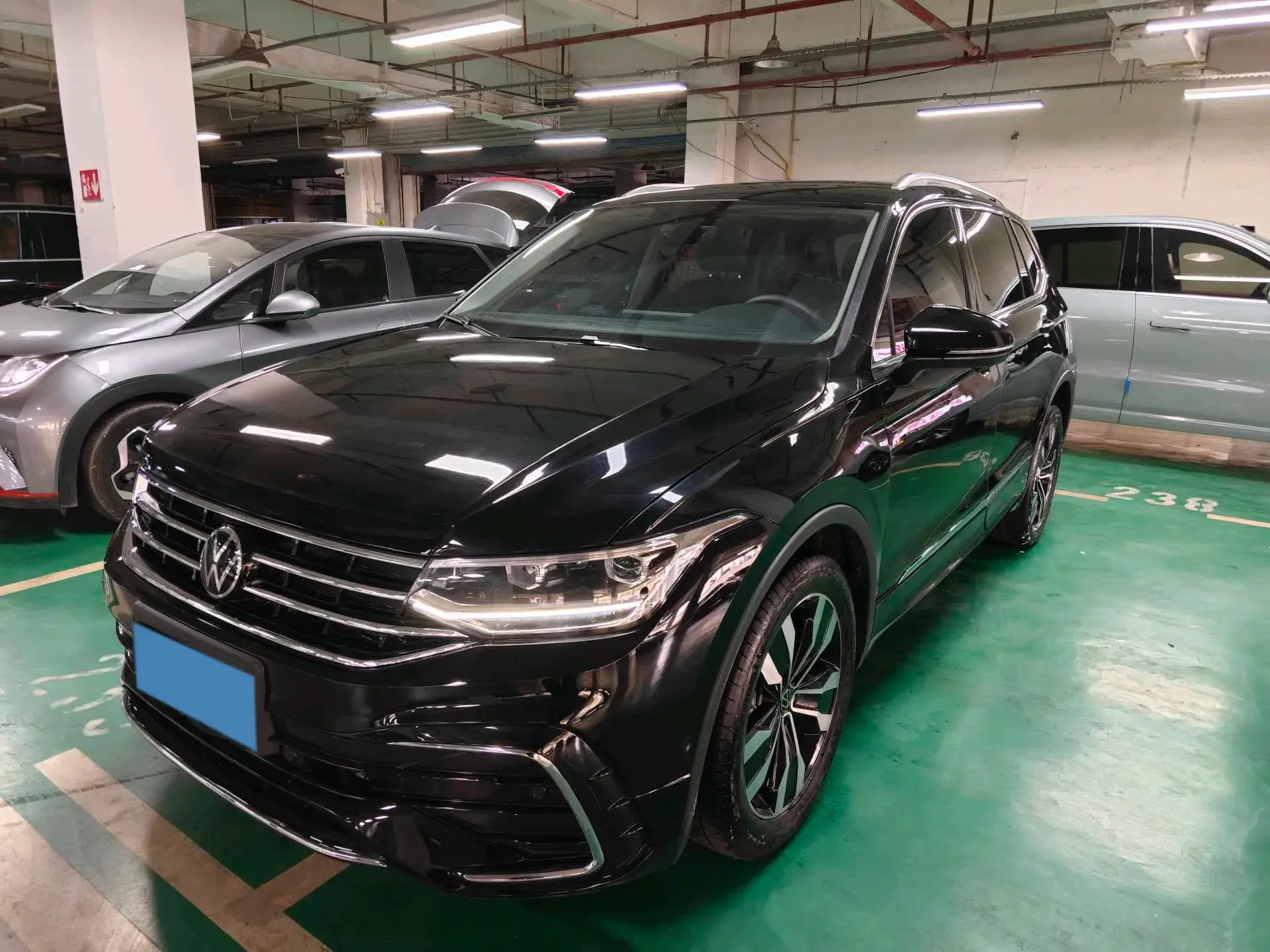 2024 VOLKSWAGEN TIGUAN view 1