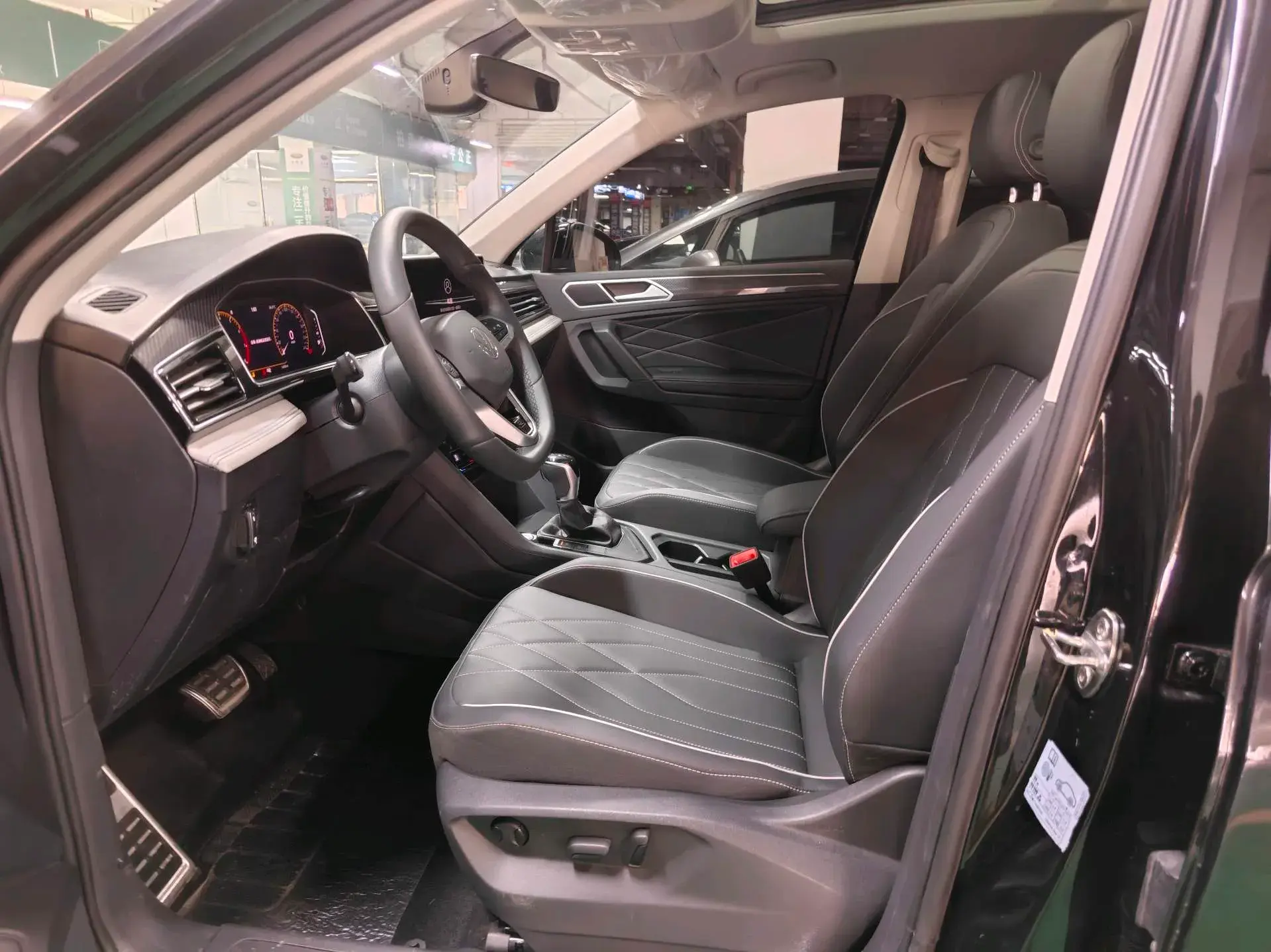 2024 VOLKSWAGEN TIGUAN thumbnail 3