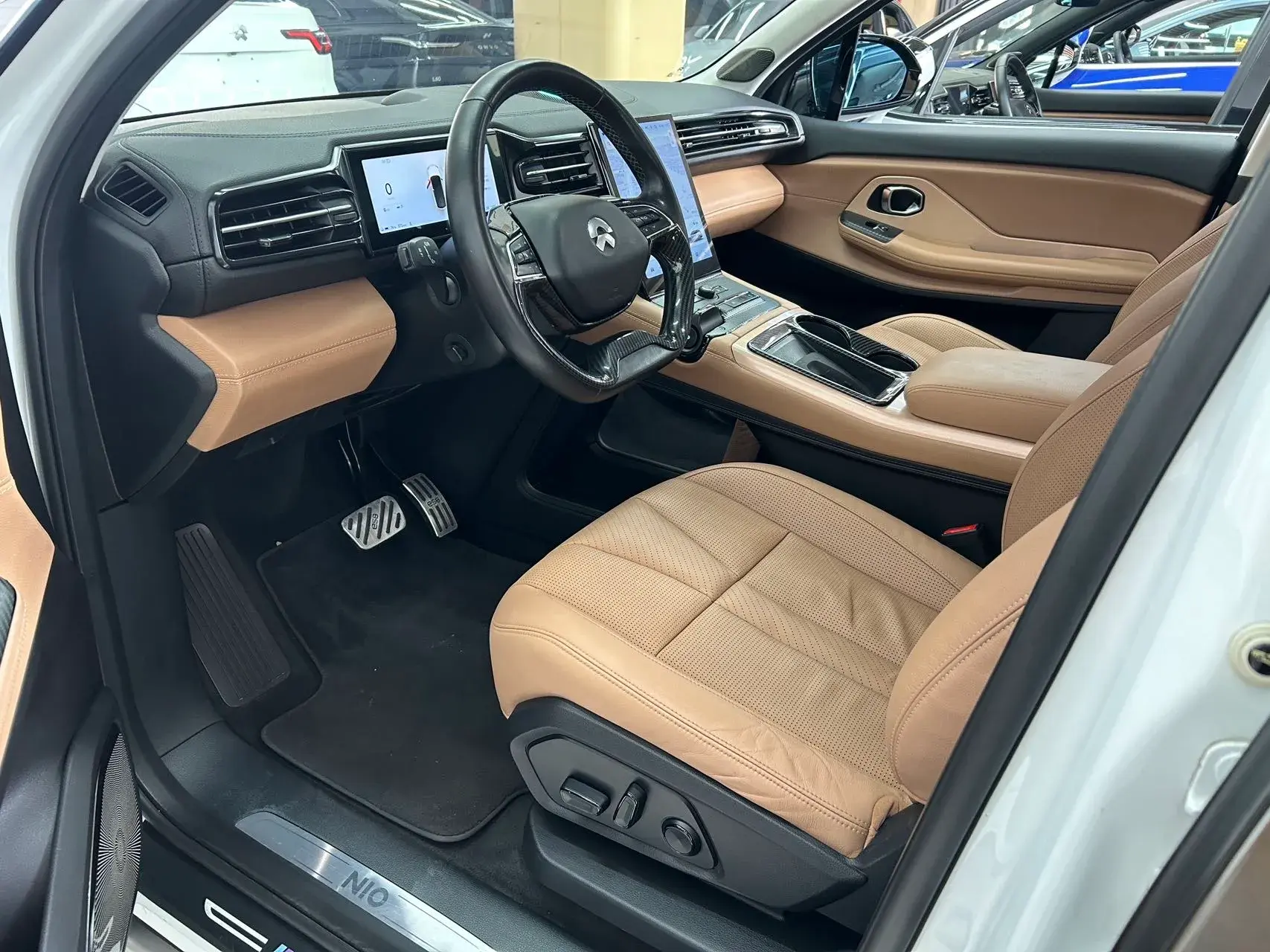 2018 NIO ES8 thumbnail 3