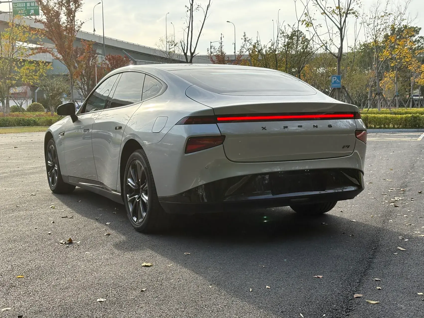 2022 XPENG P7 thumbnail 4