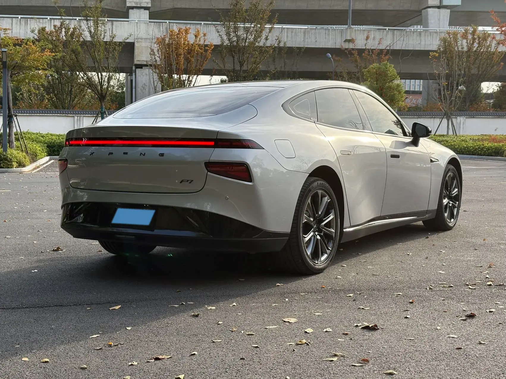 2022 XPENG P7 thumbnail 3