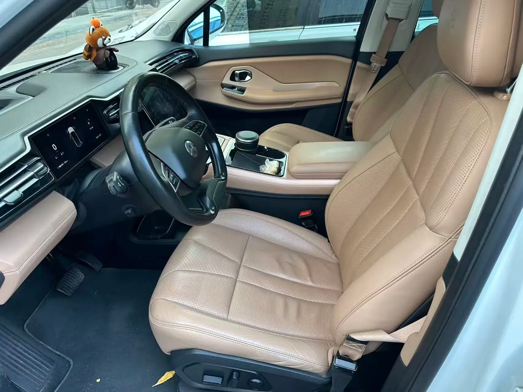 2018 NIO ES8 thumbnail 3