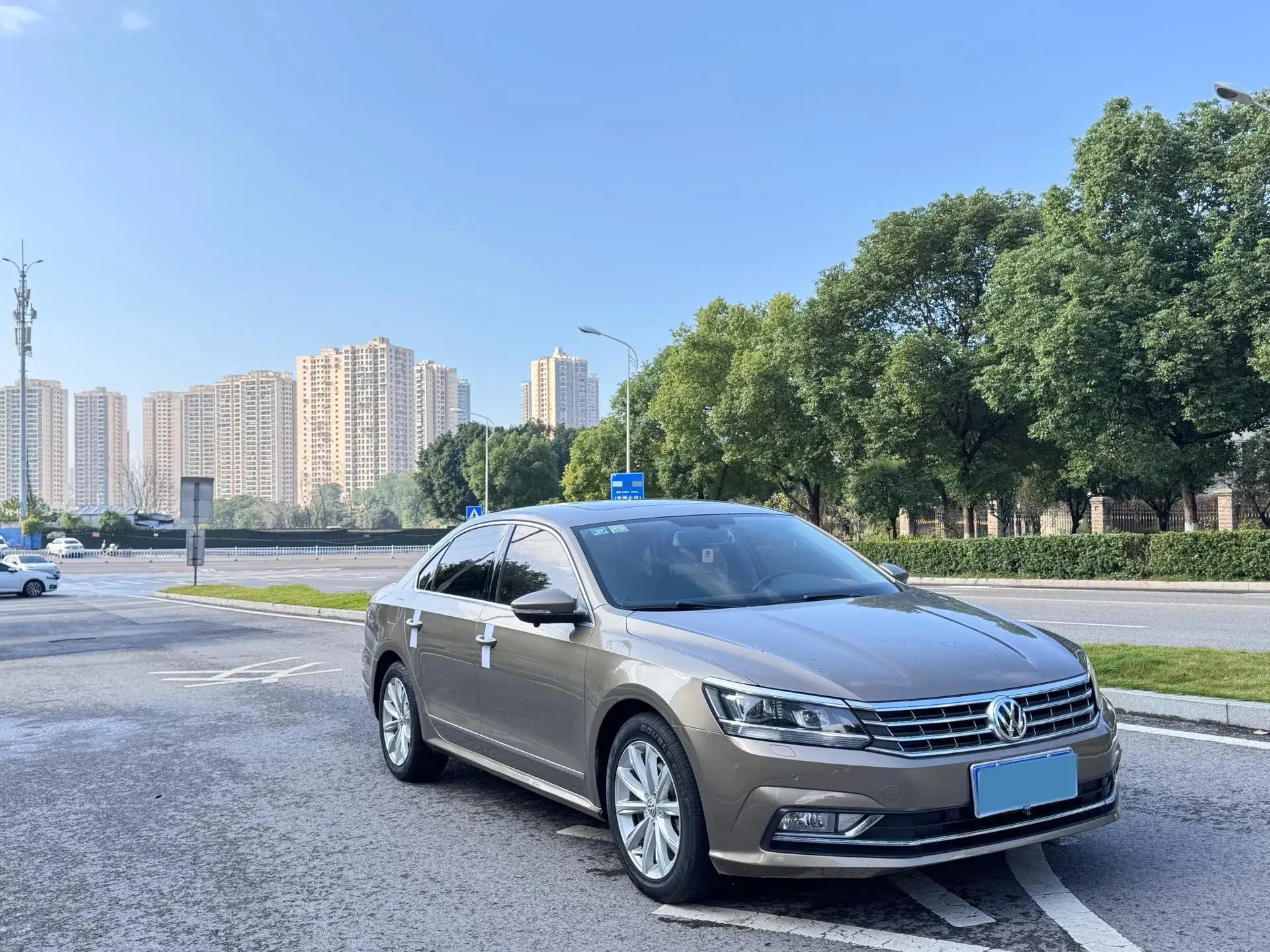 2017 VOLKSWAGEN PASSAT thumbnail 3