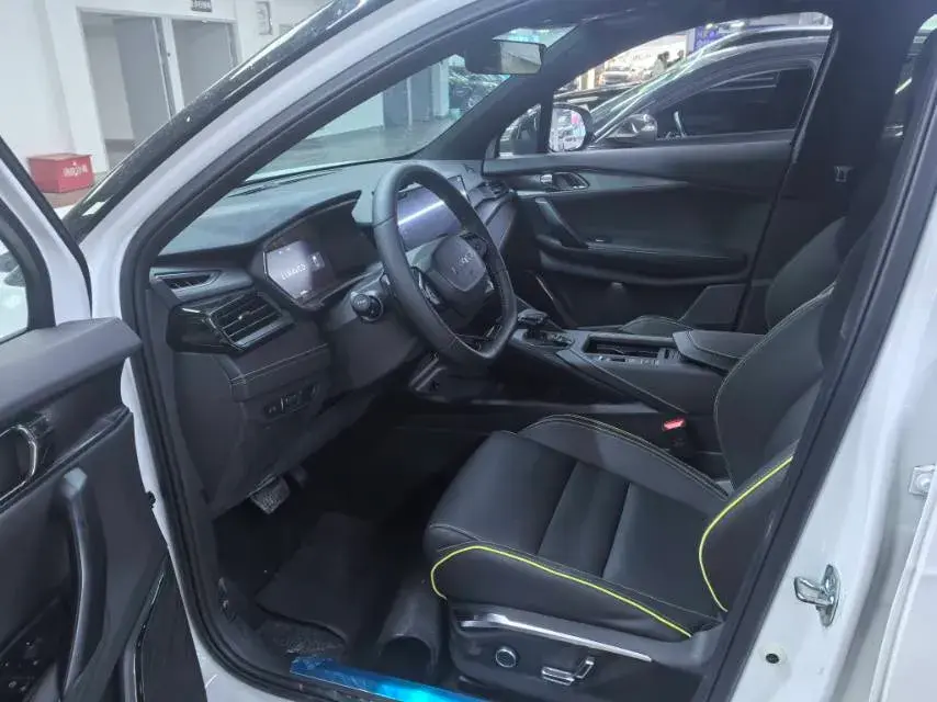 2023 LYNK&CO 06 thumbnail 3