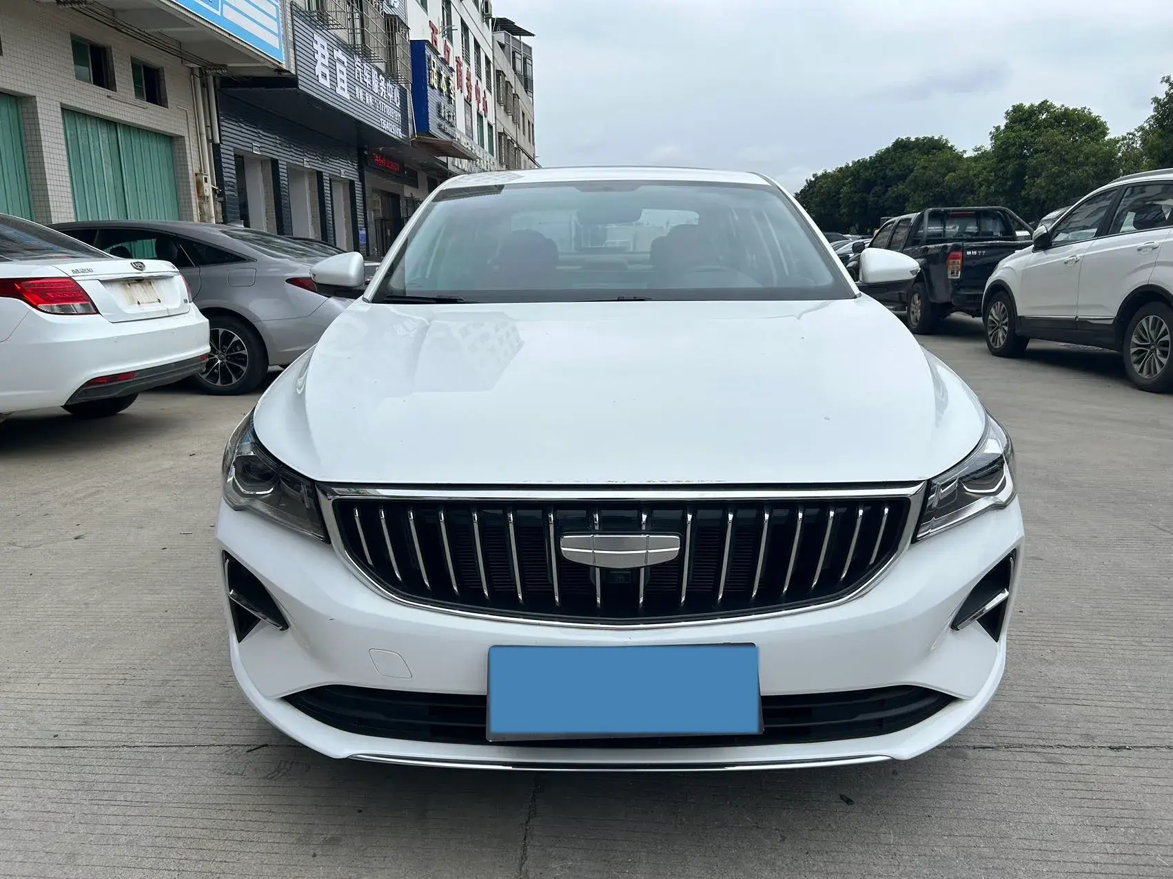 2025 GEELY EMGRAND thumbnail 3