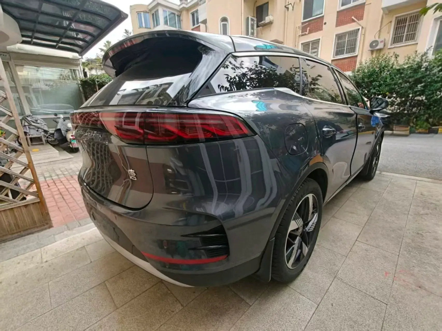 2024 BYD TANG thumbnail 3