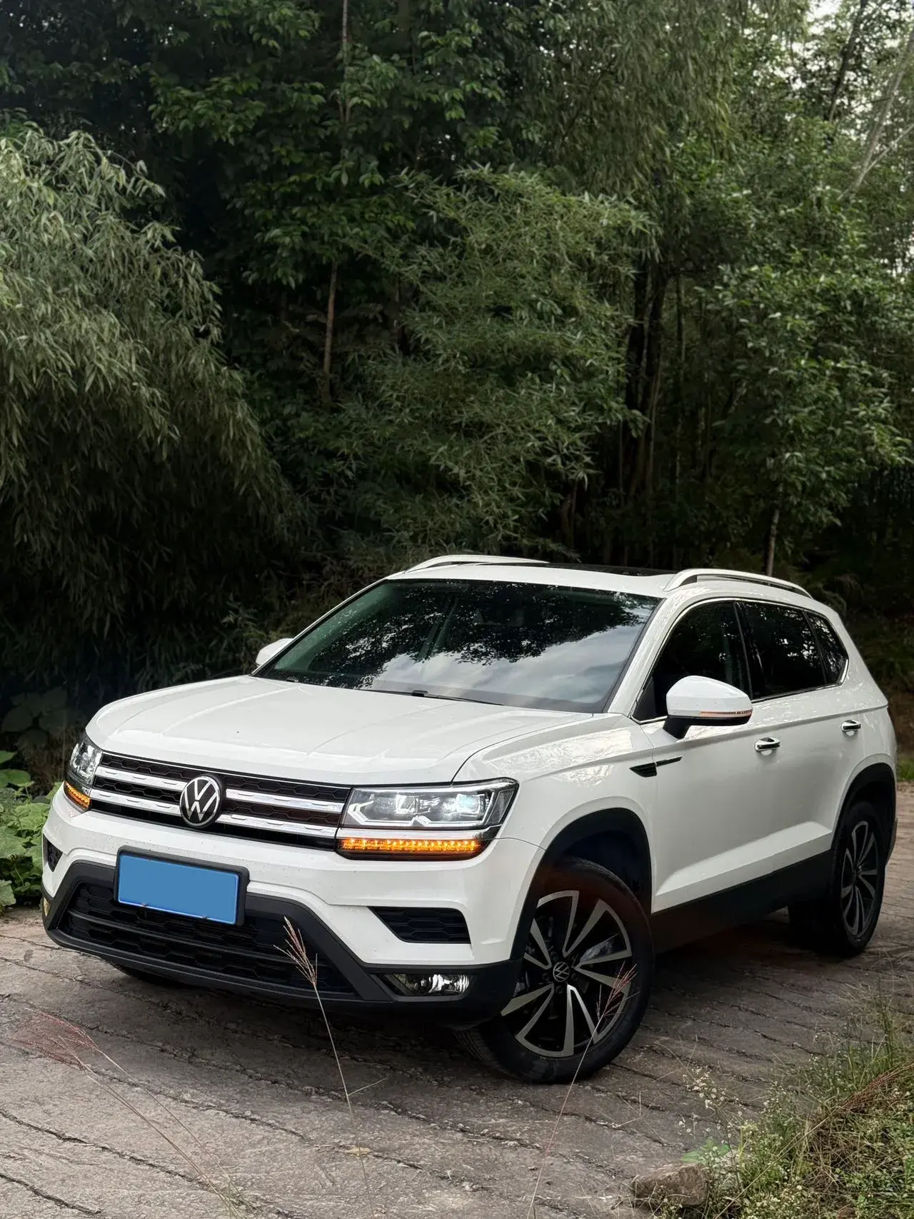 2021 VOLKSWAGEN THARU view 1