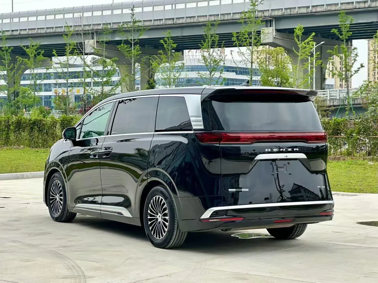 2024 DENZA D9 thumbnail 3