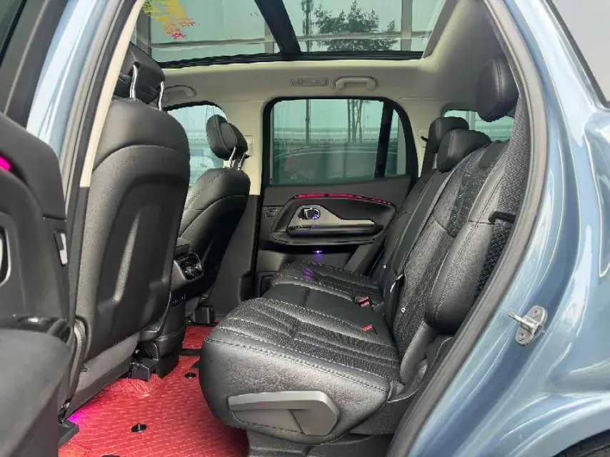 2018 NIO ES8 thumbnail 4