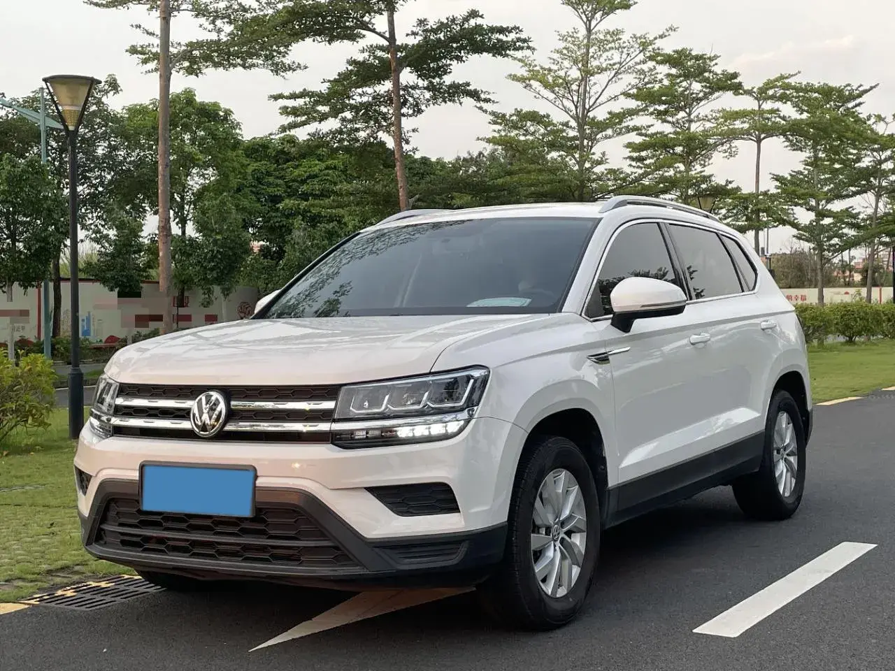 2019 VOLKSWAGEN THARU view 1