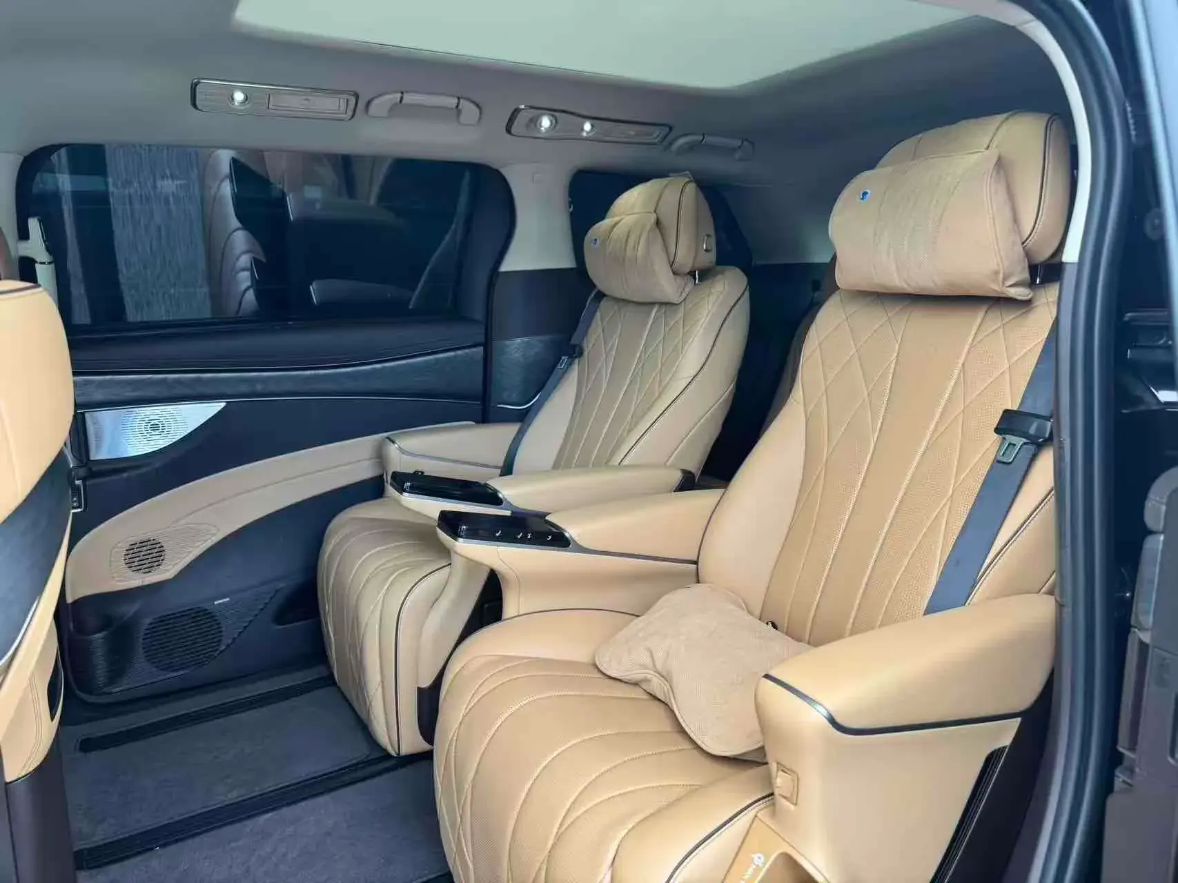 2024 DENZA D9 thumbnail 4