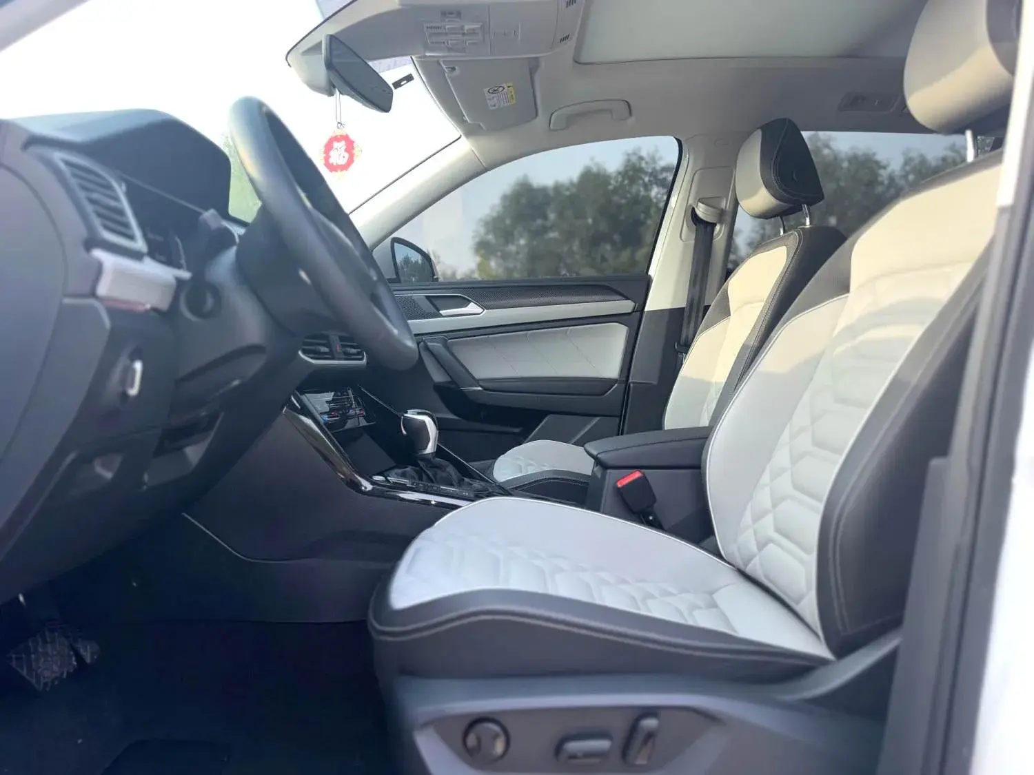 2024 VOLKSWAGEN TAYRON thumbnail 2