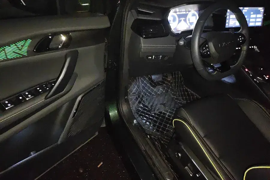 2023 LYNK&CO 06 thumbnail 2