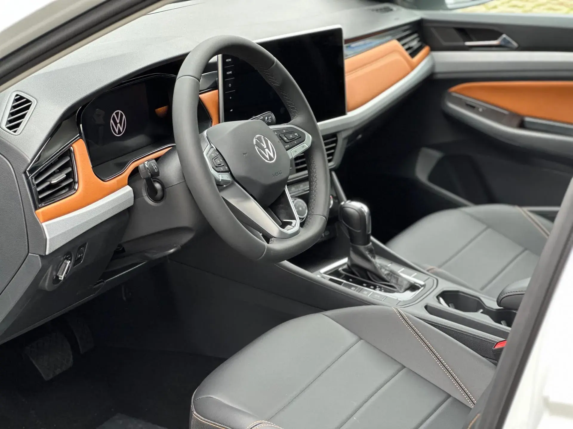 2025 VOLKSWAGEN BORA thumbnail 4