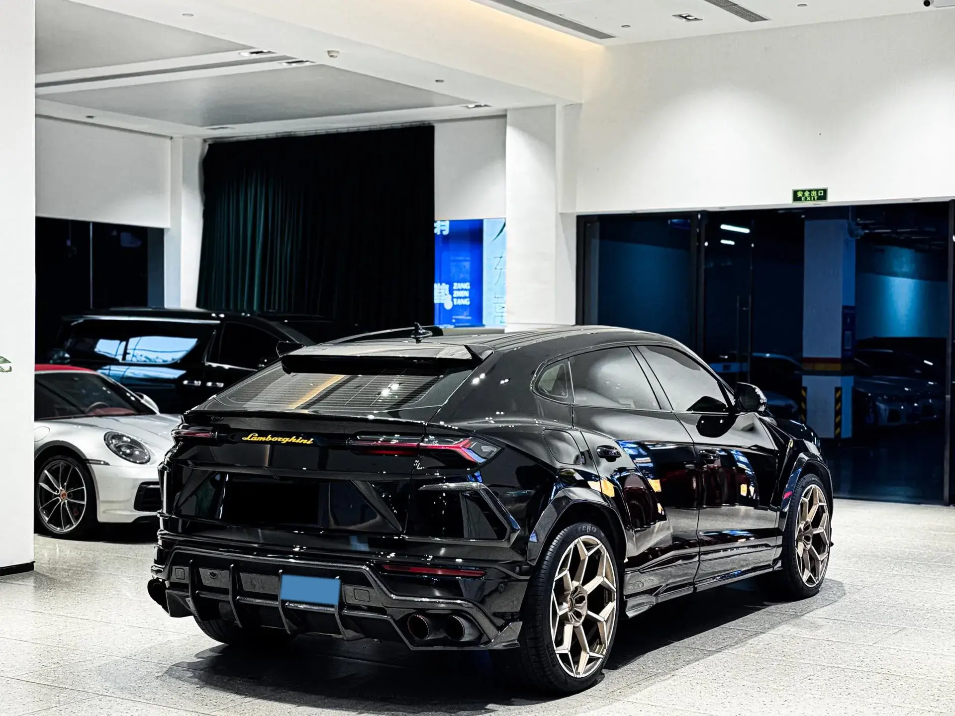 2021 LAMBORGHINI URUS thumbnail 3