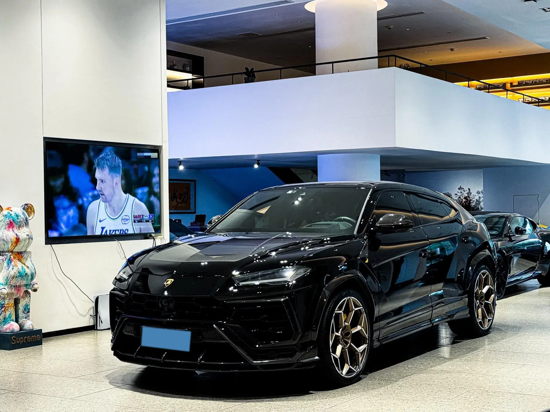 2021 LAMBORGHINI URUS view 1