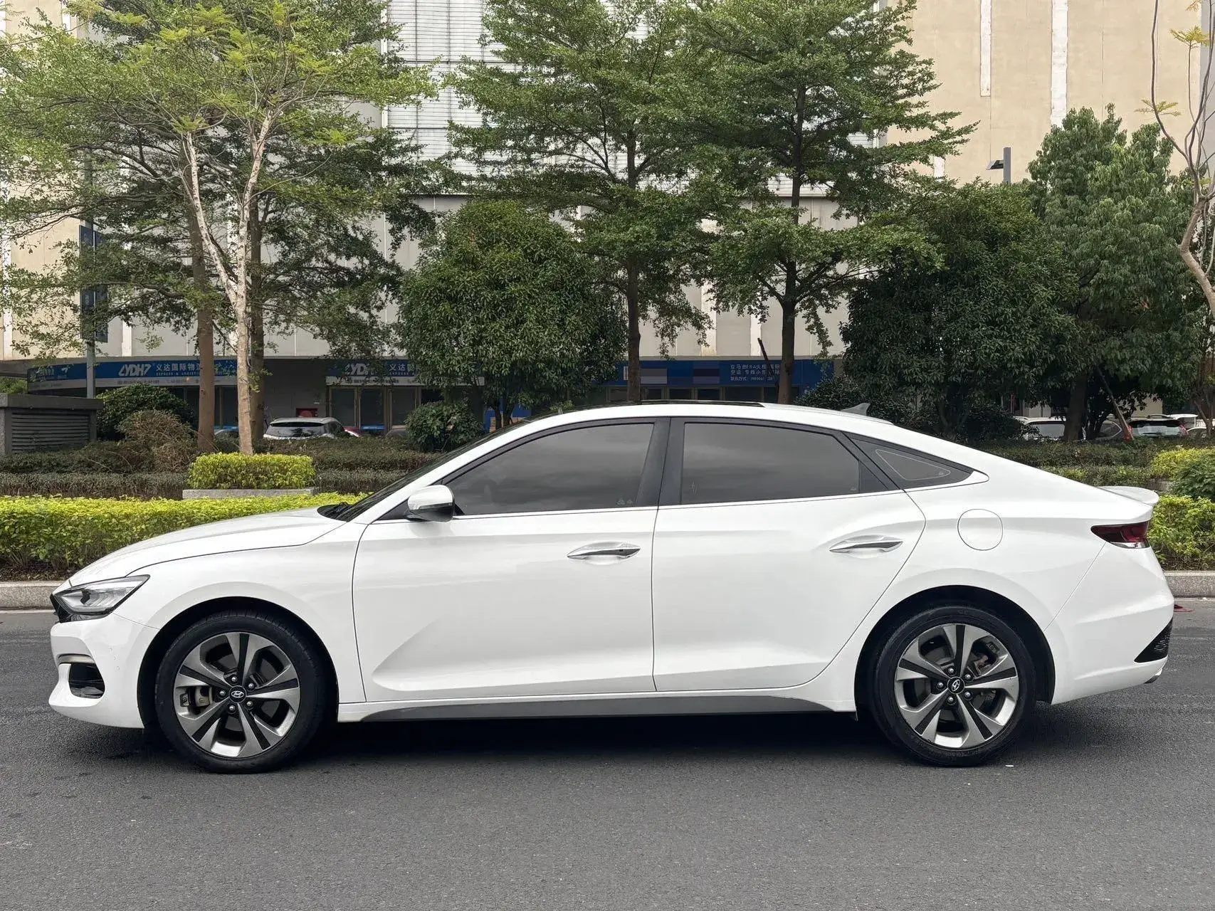 2019 HYUNDAI LA thumbnail 3