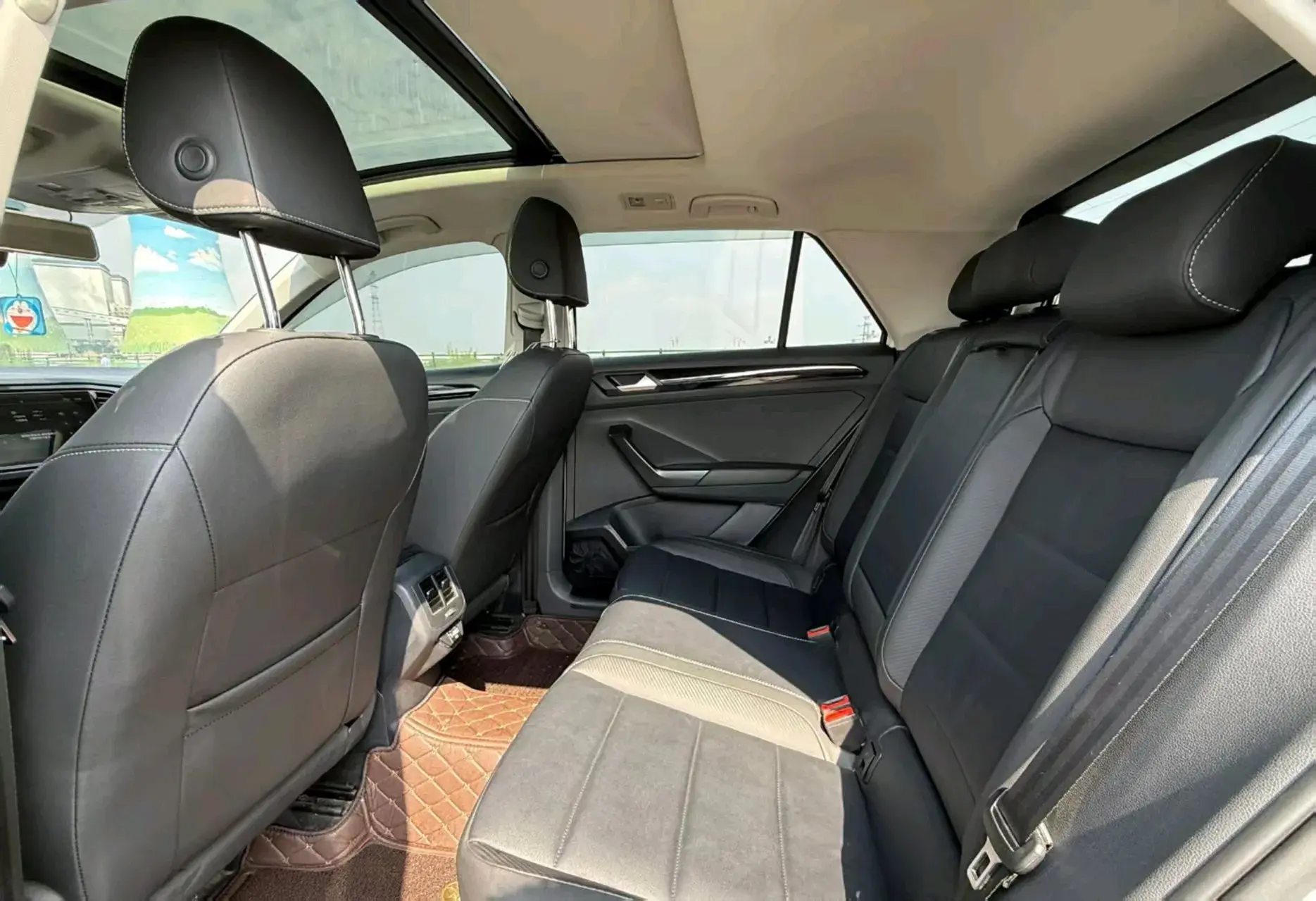 2023 VOLKSWAGEN T-ROC thumbnail 4