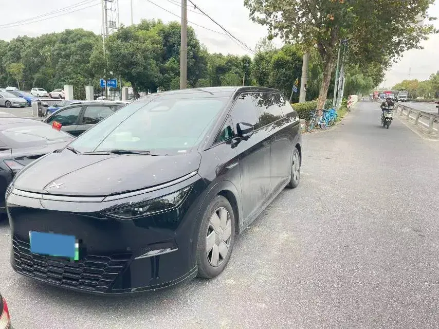 2024 XPENG X9 view 1