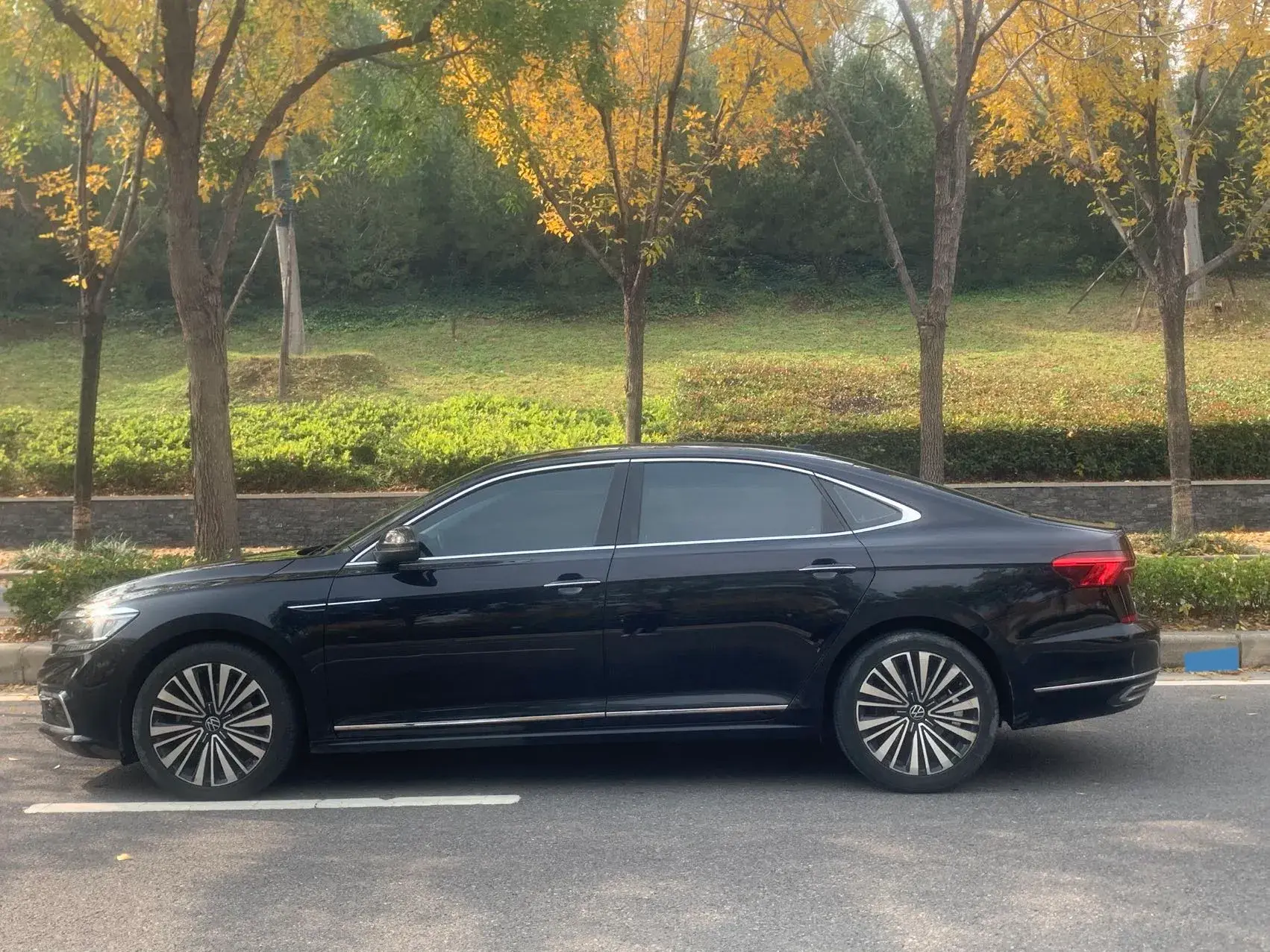 2021 VOLKSWAGEN PASSAT thumbnail 4
