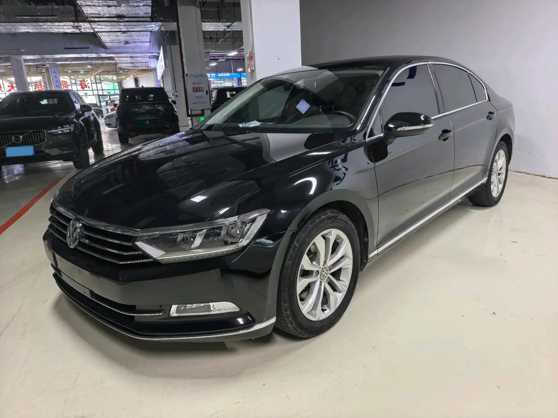 2017 VOLKSWAGEN MAGOTAN view 1