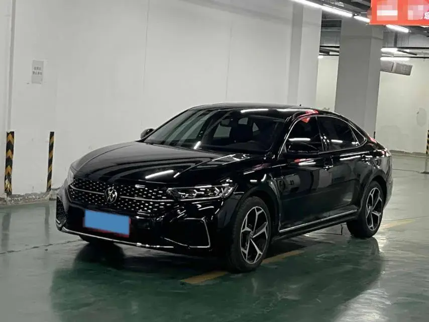 2023 VOLKSWAGEN PASSAT view 1