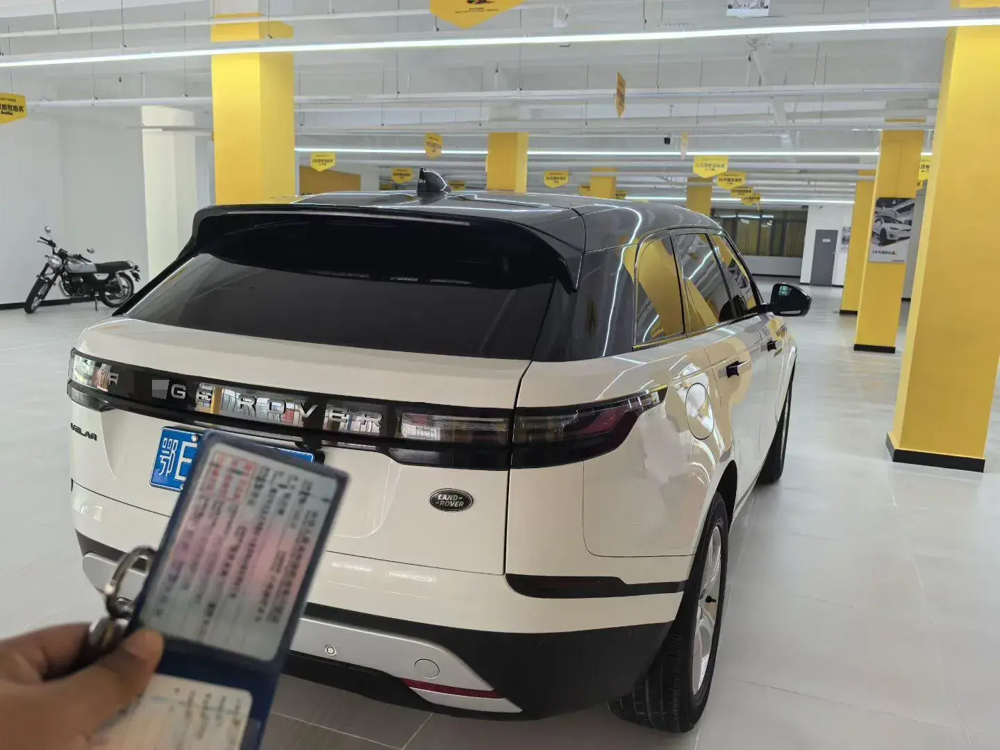 2023 LAND ROVER thumbnail 3