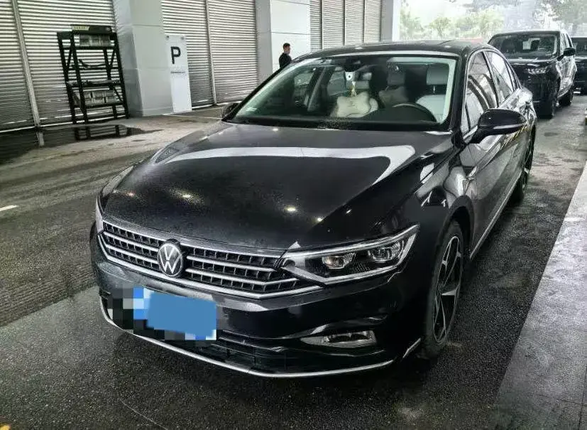 2023 VOLKSWAGEN MAGOTAN view 1