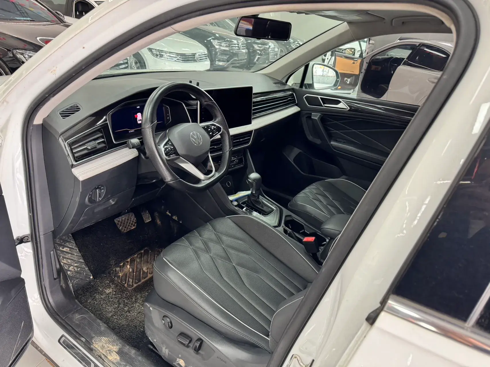 2023 VOLKSWAGEN TIGUAN thumbnail 2