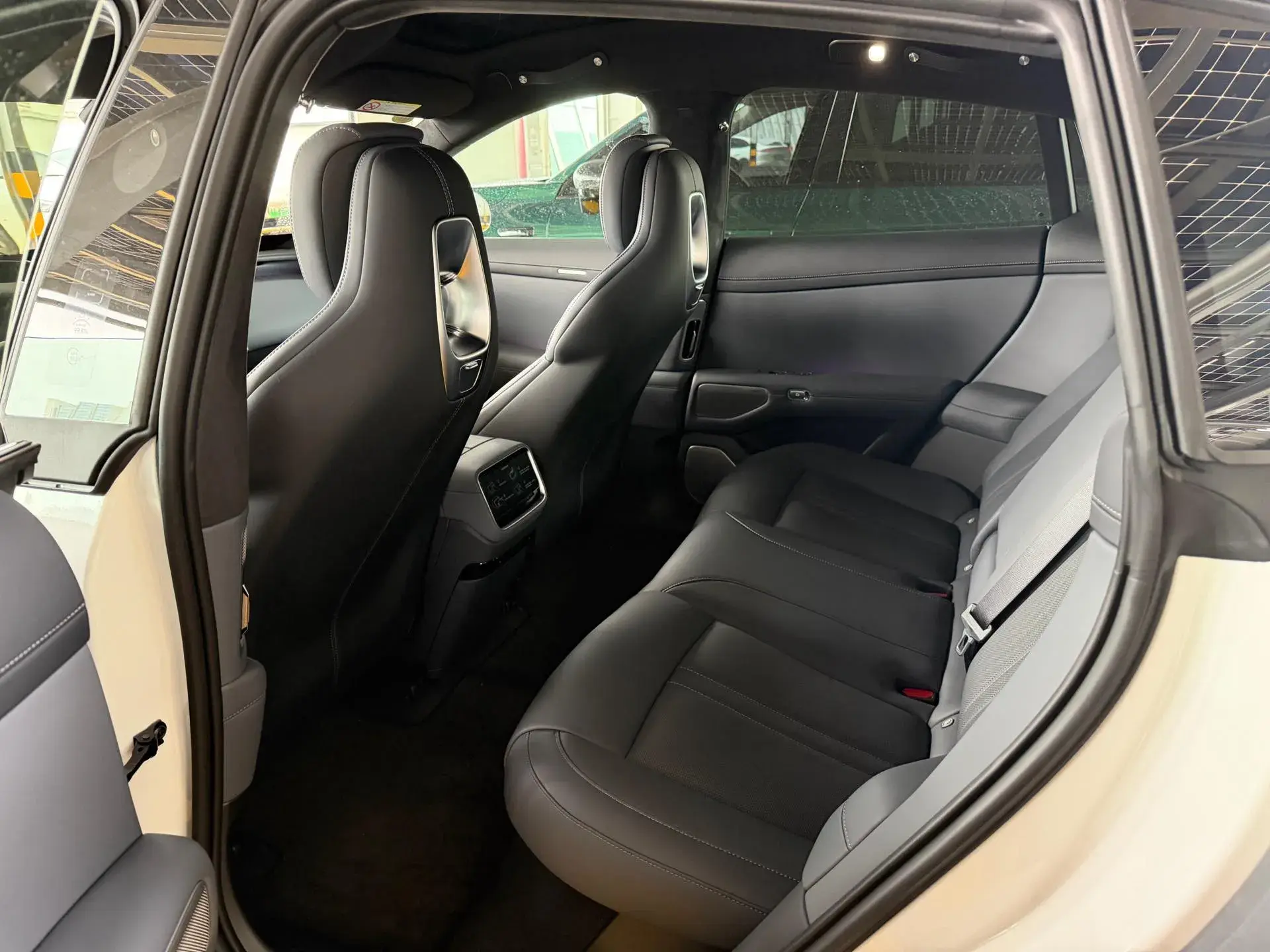 2025 MI YU7 thumbnail 4