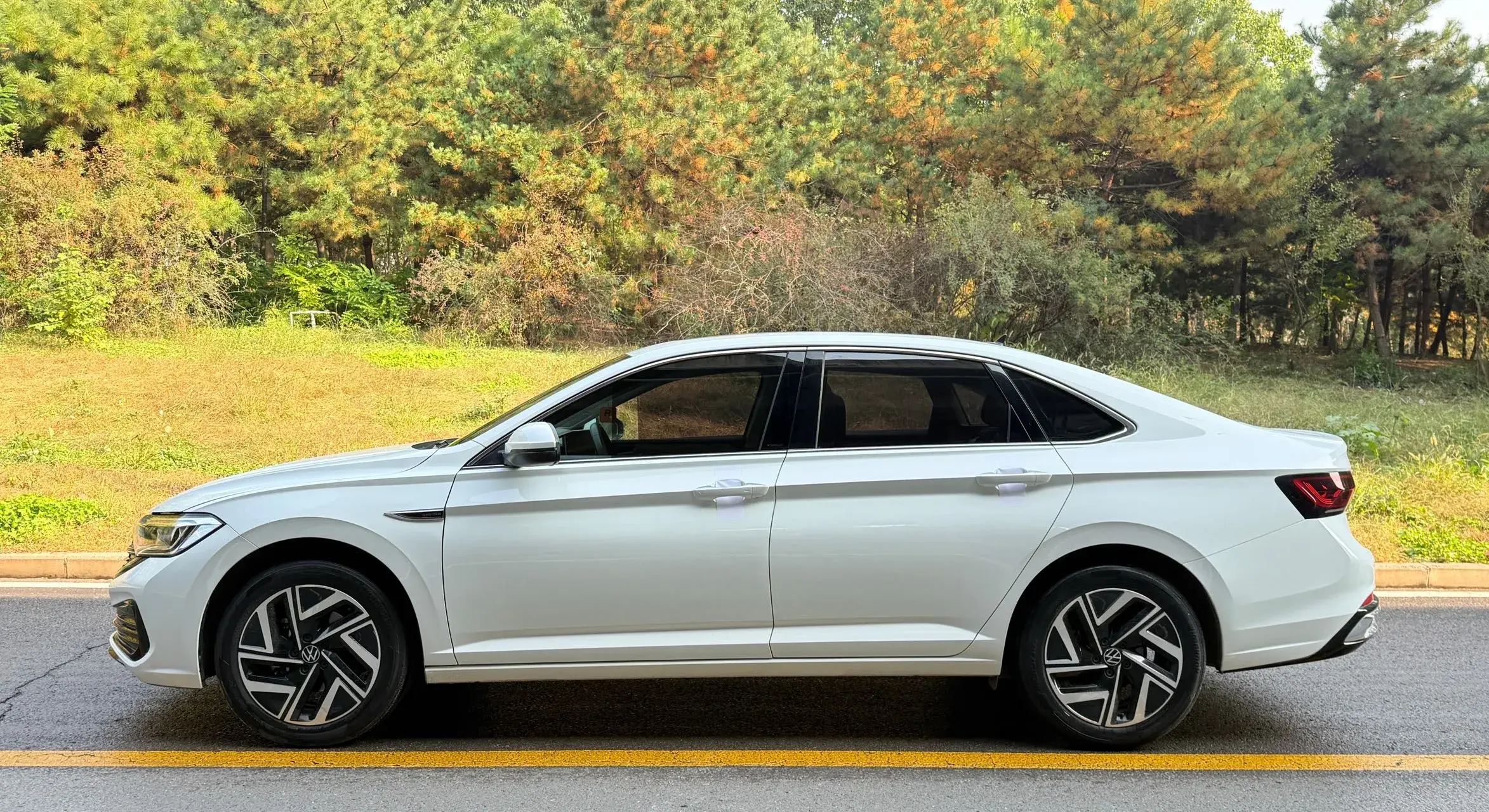 2023 VOLKSWAGEN SAGITAR thumbnail 2