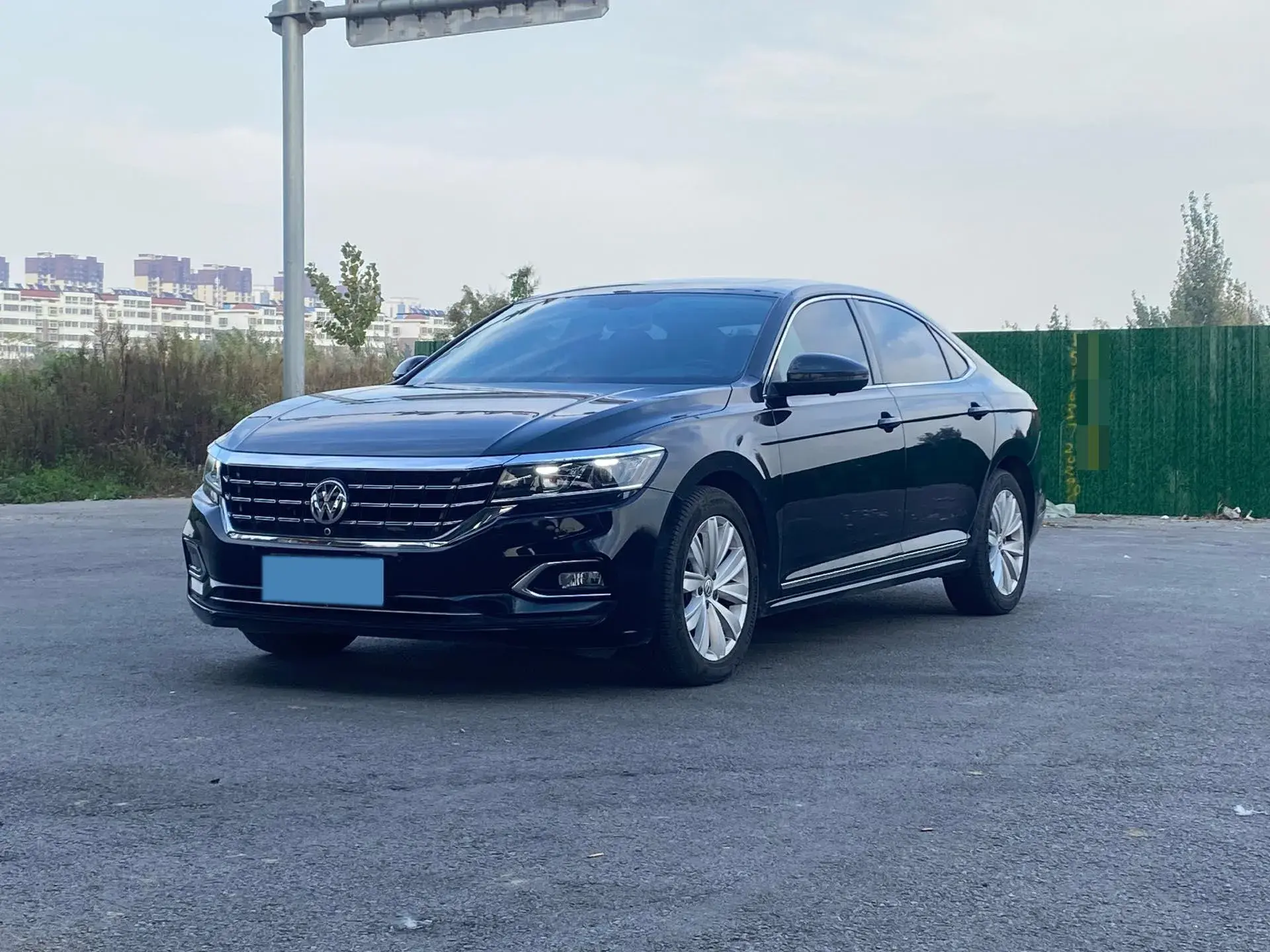 2019 VOLKSWAGEN PASSAT view 1